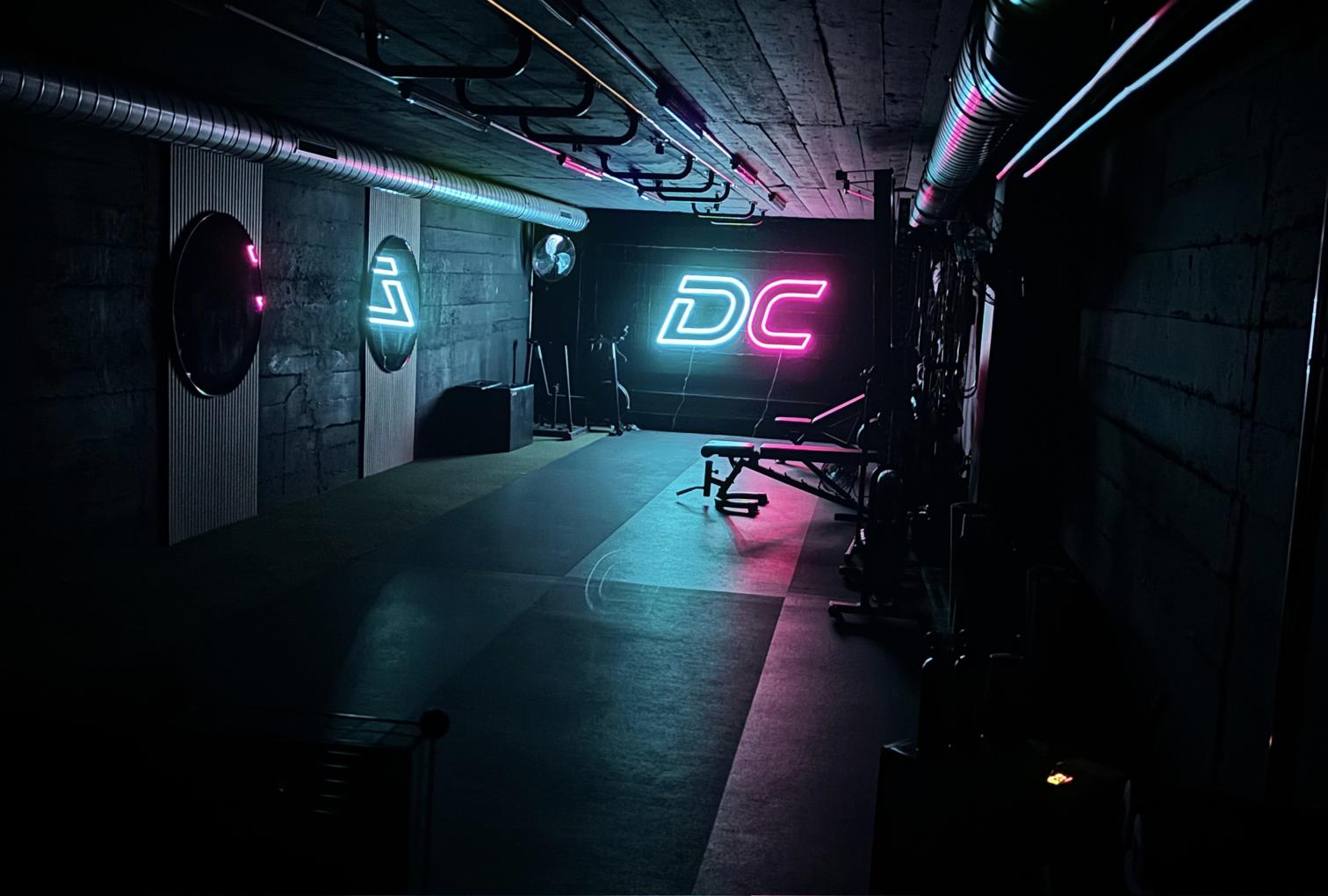 Le studio Coaching DC et son néon DC